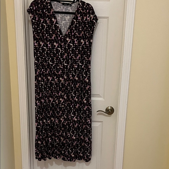 Dresses & Skirts - Floral V-Neck Dress